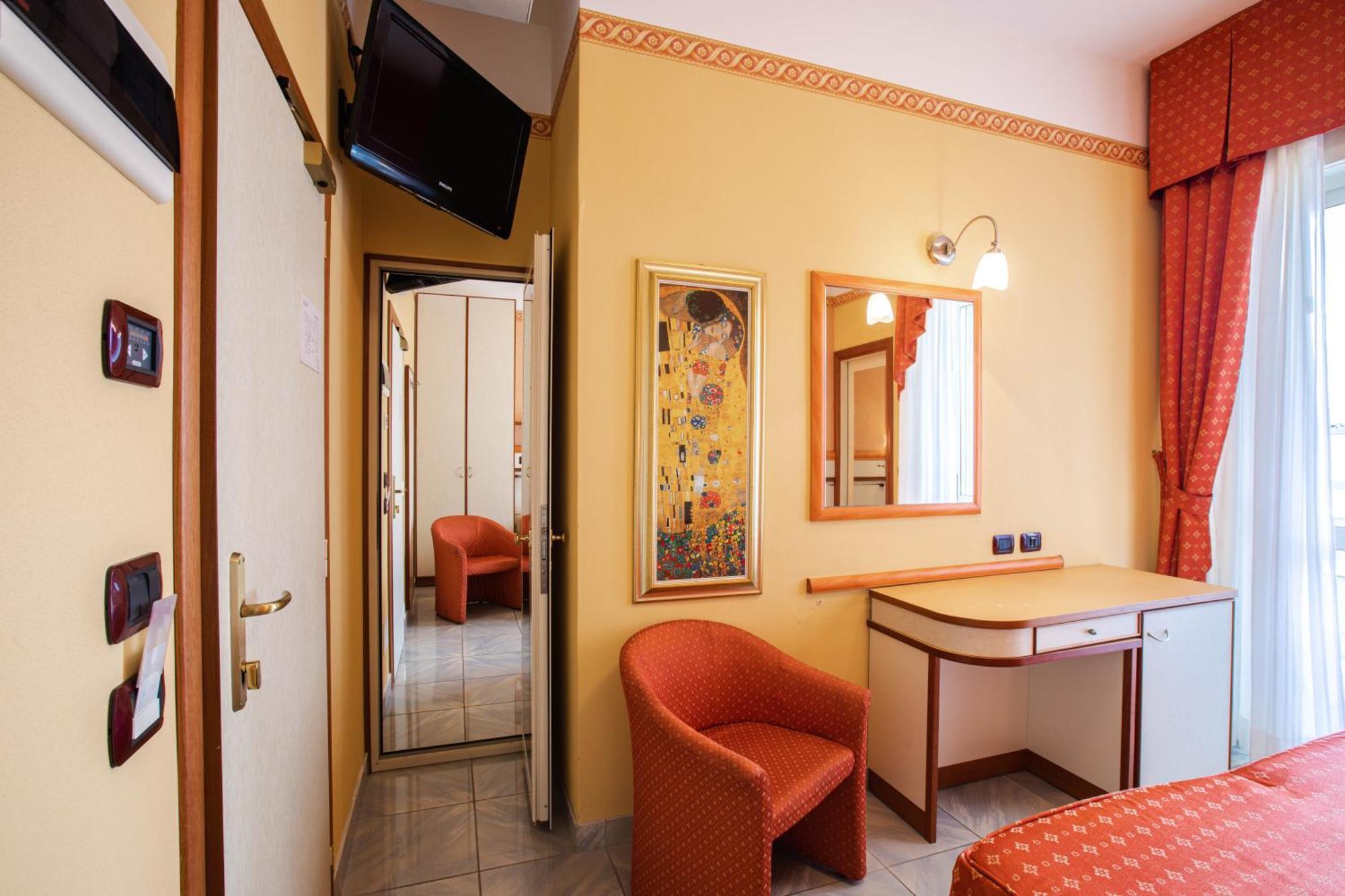 Hotel Excelsior Cesenatico Quarto foto