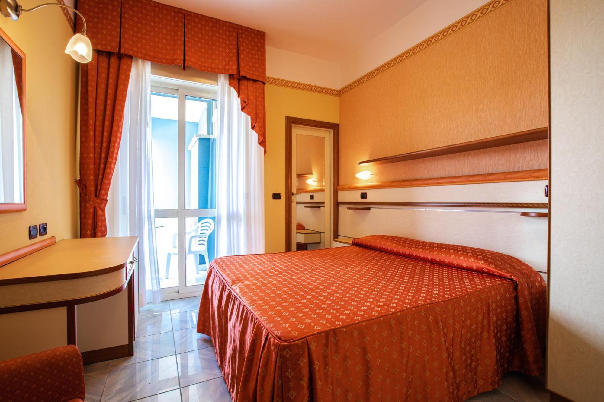 Hotel Excelsior Cesenatico Quarto foto